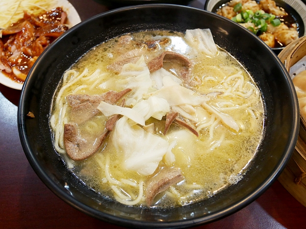 蒸餃子：蒸餃子-台中平價小吃  東興路上麵食館  餃子、湯麵、小菜都便宜又好吃  晚餐不知道吃什麼？  何不來試試