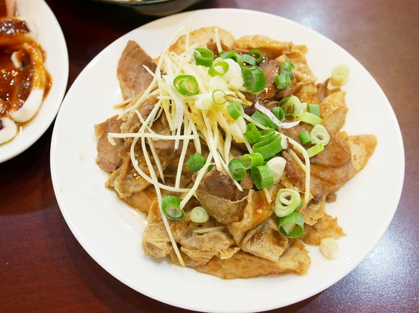 蒸餃子：蒸餃子-台中平價小吃  東興路上麵食館  餃子、湯麵、小菜都便宜又好吃  晚餐不知道吃什麼？  何不來試試