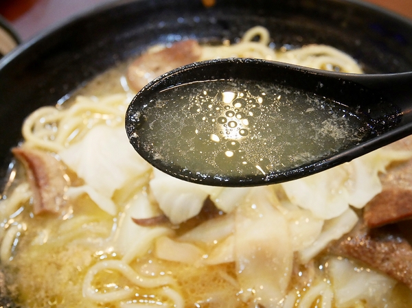 蒸餃子：蒸餃子-台中平價小吃  東興路上麵食館  餃子、湯麵、小菜都便宜又好吃  晚餐不知道吃什麼？  何不來試試