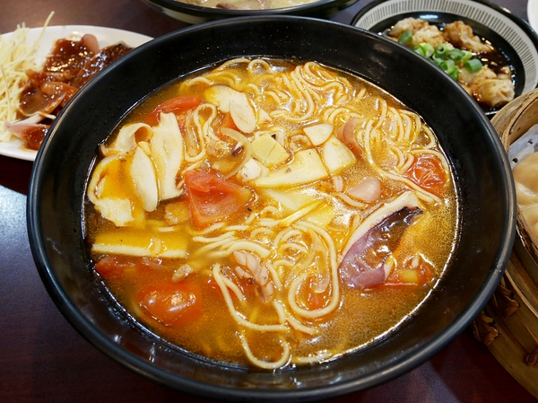 蒸餃子：蒸餃子-台中平價小吃  東興路上麵食館  餃子、湯麵、小菜都便宜又好吃  晚餐不知道吃什麼？  何不來試試