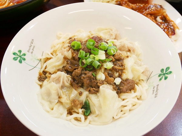 蒸餃子：蒸餃子-台中平價小吃  東興路上麵食館  餃子、湯麵、小菜都便宜又好吃  晚餐不知道吃什麼？  何不來試試