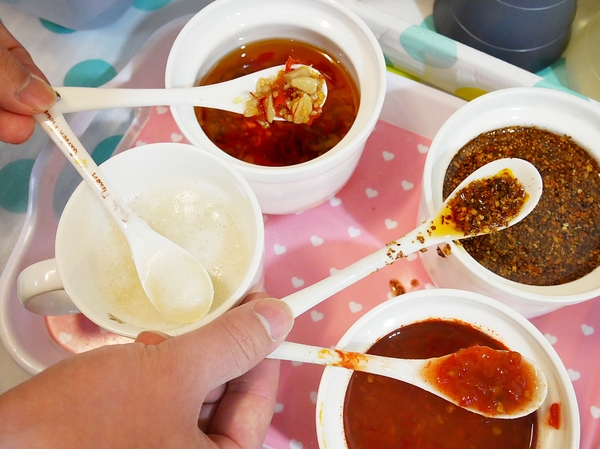 蒸餃子：蒸餃子-台中平價小吃  東興路上麵食館  餃子、湯麵、小菜都便宜又好吃  晚餐不知道吃什麼？  何不來試試