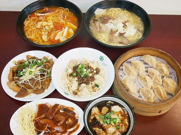 蒸餃子：蒸餃子-台中平價小吃  東興路上麵食館  餃子、湯麵、小菜都便宜又好吃  晚餐不知道吃什麼？  何不來試試