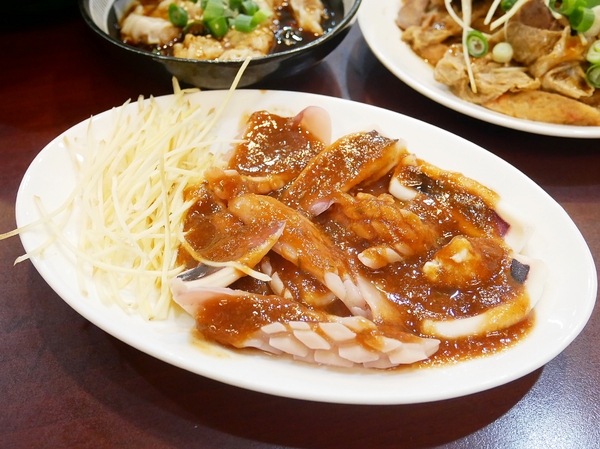 蒸餃子：蒸餃子-台中平價小吃  東興路上麵食館  餃子、湯麵、小菜都便宜又好吃  晚餐不知道吃什麼？  何不來試試