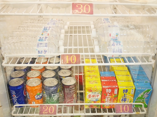 蒸餃子：蒸餃子-台中平價小吃  東興路上麵食館  餃子、湯麵、小菜都便宜又好吃  晚餐不知道吃什麼？  何不來試試