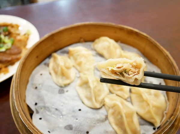 蒸餃子：蒸餃子-台中平價小吃  東興路上麵食館  餃子、湯麵、小菜都便宜又好吃  晚餐不知道吃什麼？  何不來試試