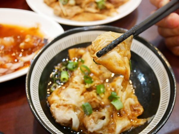 蒸餃子：蒸餃子-台中平價小吃  東興路上麵食館  餃子、湯麵、小菜都便宜又好吃  晚餐不知道吃什麼？  何不來試試