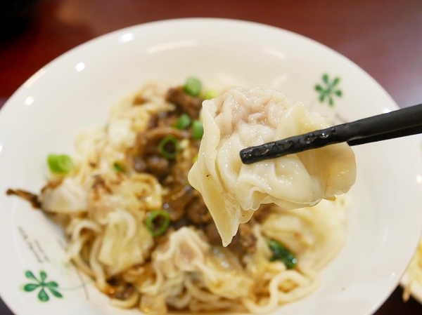 蒸餃子：蒸餃子-台中平價小吃  東興路上麵食館  餃子、湯麵、小菜都便宜又好吃  晚餐不知道吃什麼？  何不來試試