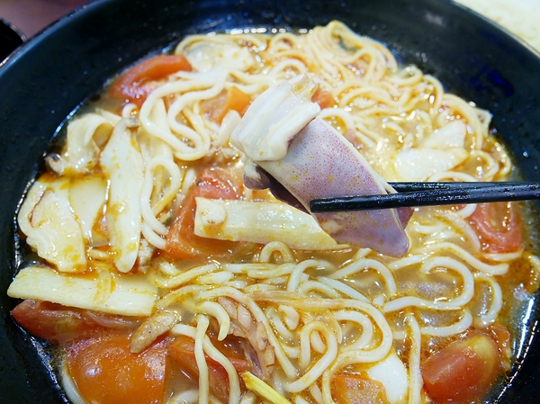 蒸餃子：蒸餃子-台中平價小吃  東興路上麵食館  餃子、湯麵、小菜都便宜又好吃  晚餐不知道吃什麼？  何不來試試