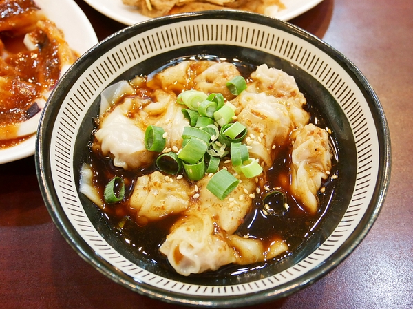 蒸餃子：蒸餃子-台中平價小吃  東興路上麵食館  餃子、湯麵、小菜都便宜又好吃  晚餐不知道吃什麼？  何不來試試