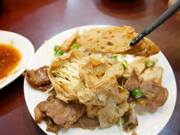 蒸餃子：蒸餃子-台中平價小吃  東興路上麵食館  餃子、湯麵、小菜都便宜又好吃  晚餐不知道吃什麼？  何不來試試