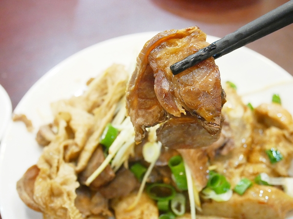 蒸餃子：蒸餃子-台中平價小吃  東興路上麵食館  餃子、湯麵、小菜都便宜又好吃  晚餐不知道吃什麼？  何不來試試