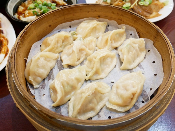 蒸餃子：蒸餃子-台中平價小吃  東興路上麵食館  餃子、湯麵、小菜都便宜又好吃  晚餐不知道吃什麼？  何不來試試