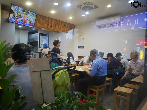 新北．中和 ║ 九八丼飯 ║ 中永和的鄉親們有福了，豬排、咖哩套餐只要98元