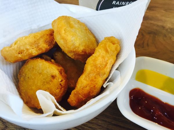 捷運江子翠站✿Rainbow Holiday cafe& bar✿游泳圈主題餐廳 ! 夏天還沒去海邊?先來這過過癮!!