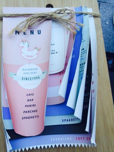 捷運江子翠站✿Rainbow Holiday cafe& bar✿游泳圈主題餐廳 ! 夏天還沒去海邊?先來這過過癮!!