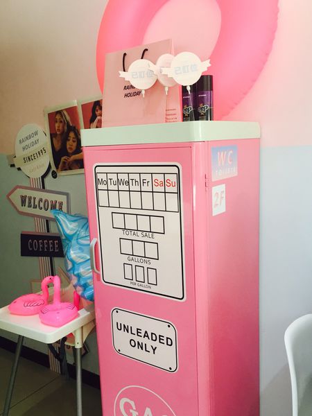 捷運江子翠站✿Rainbow Holiday cafe& bar✿游泳圈主題餐廳 ! 夏天還沒去海邊?先來這過過癮!!