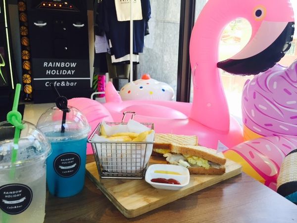 捷運江子翠站✿Rainbow Holiday cafe& bar✿游泳圈主題餐廳 ! 夏天還沒去海邊?先來這過過癮!!