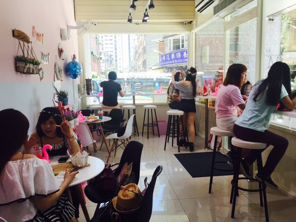 捷運江子翠站✿Rainbow Holiday cafe& bar✿游泳圈主題餐廳 ! 夏天還沒去海邊?先來這過過癮!!