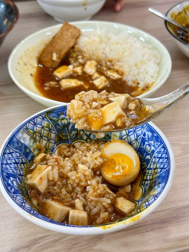 [台中西屯]東大粗飯｜份量超足竟然只需100元內｜東海大學男生餐廳平價美食推薦｜愛吃辣的必點麻婆豆腐飯｜內附完整菜單 - 萍姐愛分享