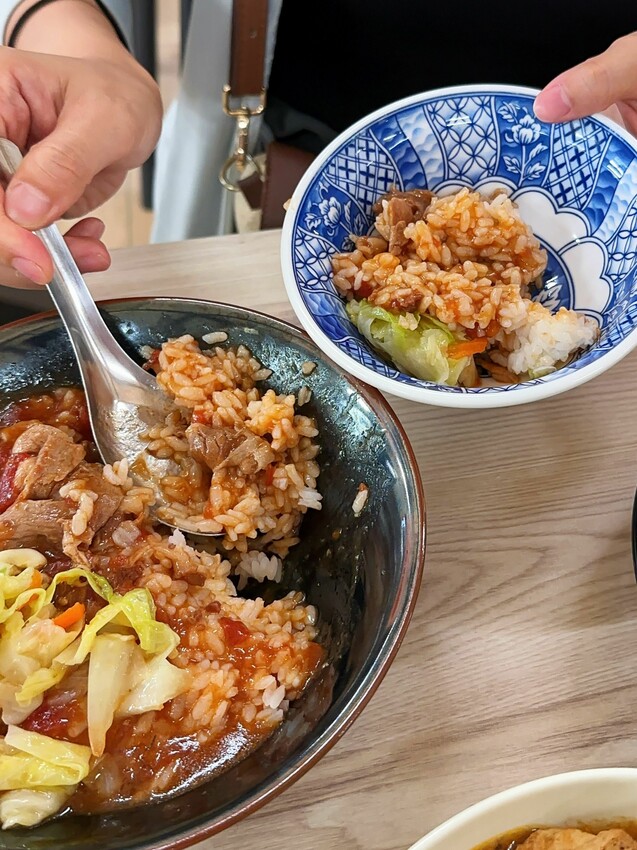 [台中西屯]東大粗飯｜份量超足竟然只需100元內｜東海大學男生餐廳平價美食推薦｜愛吃辣的必點麻婆豆腐飯｜內附完整菜單 - 萍姐愛分享