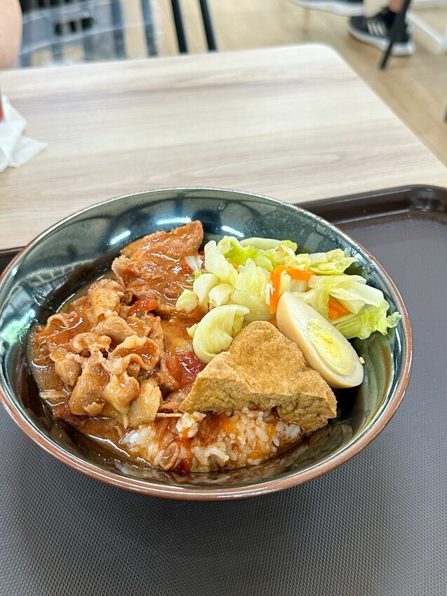 [台中西屯]東大粗飯｜份量超足竟然只需100元內｜東海大學男生餐廳平價美食推薦｜愛吃辣的必點麻婆豆腐飯｜內附完整菜單 - 萍姐愛分享