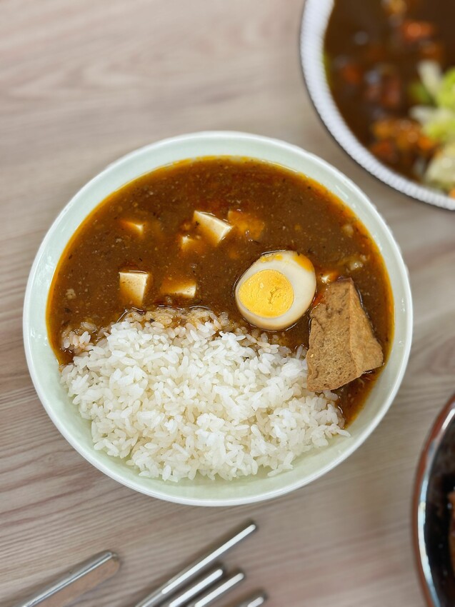 [台中西屯]東大粗飯｜份量超足竟然只需100元內｜東海大學男生餐廳平價美食推薦｜愛吃辣的必點麻婆豆腐飯｜內附完整菜單 - 萍姐愛分享