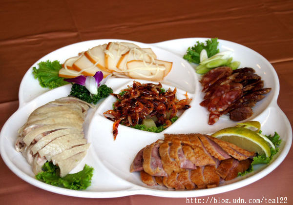 【台中‧美食】東海IBA餐廳年菜特色，26道葷素大菜自己組，不用十全十美，小家庭六六大順夠吃就好。