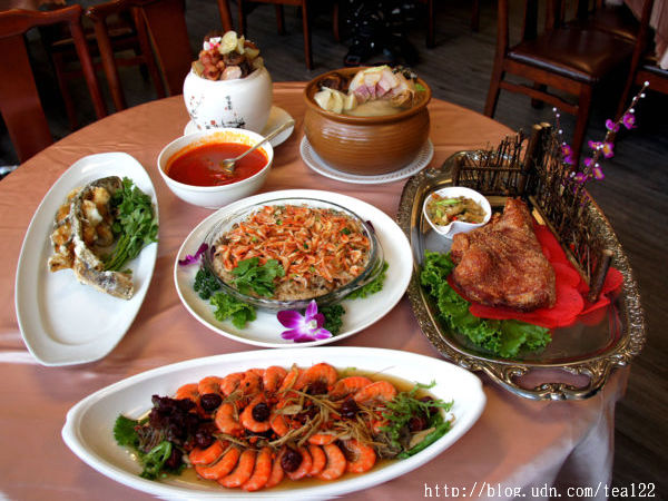 【台中‧美食】東海IBA餐廳年菜特色，26道葷素大菜自己組，不用十全十美，小家庭六六大順夠吃就好。