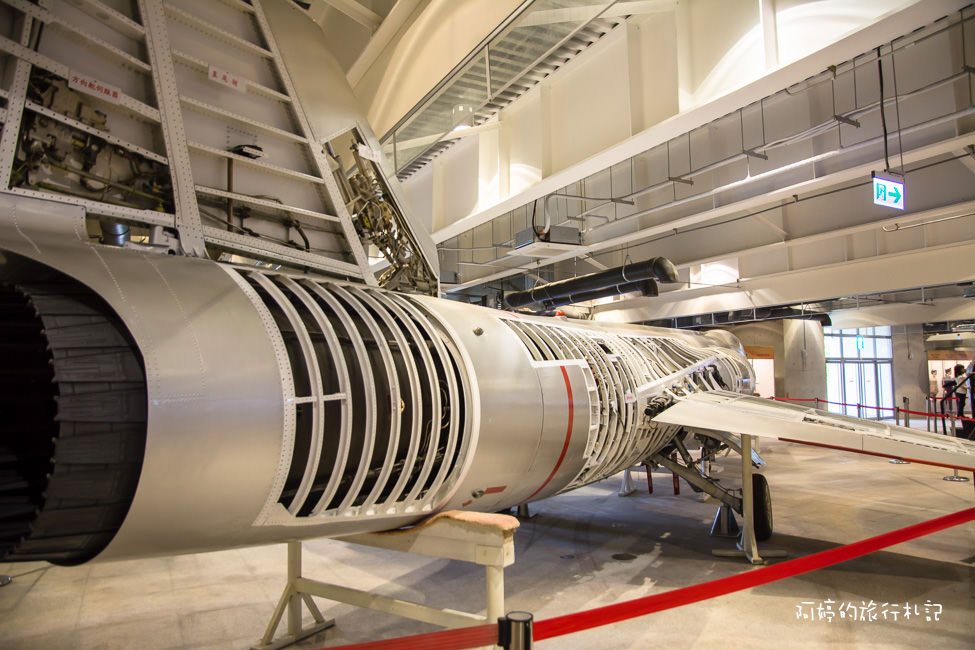 ｜高雄‧岡山｜航空教育展示館，亞洲首座懸吊國寶級戰機展示館，41架軍戰機等著你 - 阿婷的旅行札記。