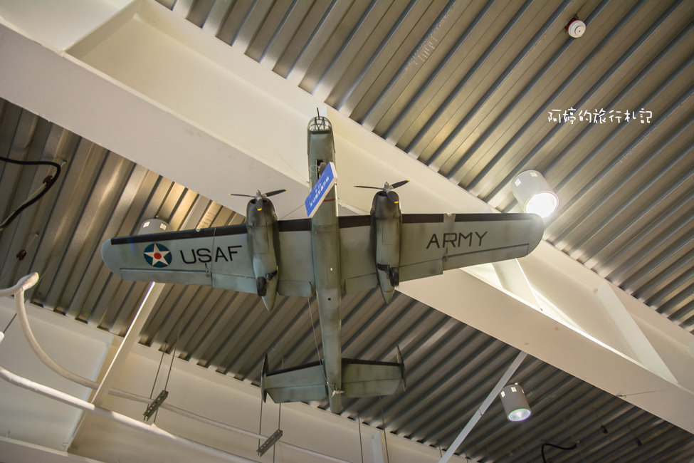 ｜高雄‧岡山｜航空教育展示館，亞洲首座懸吊國寶級戰機展示館，41架軍戰機等著你 - 阿婷的旅行札記。