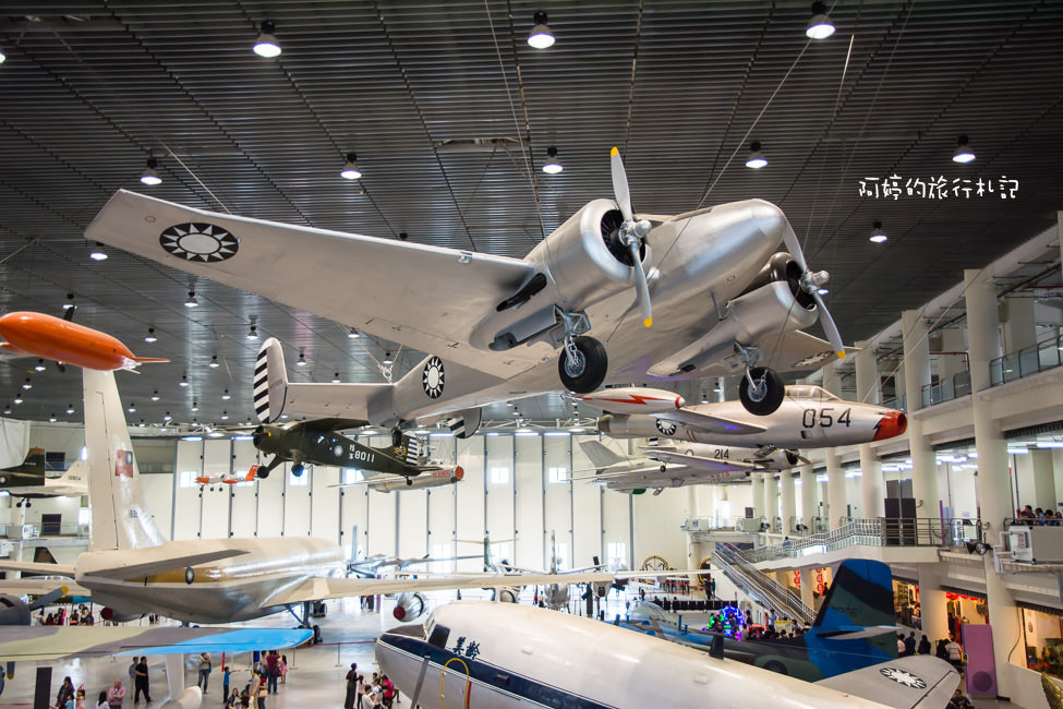 ｜高雄‧岡山｜航空教育展示館，亞洲首座懸吊國寶級戰機展示館，41架軍戰機等著你 - 阿婷的旅行札記。