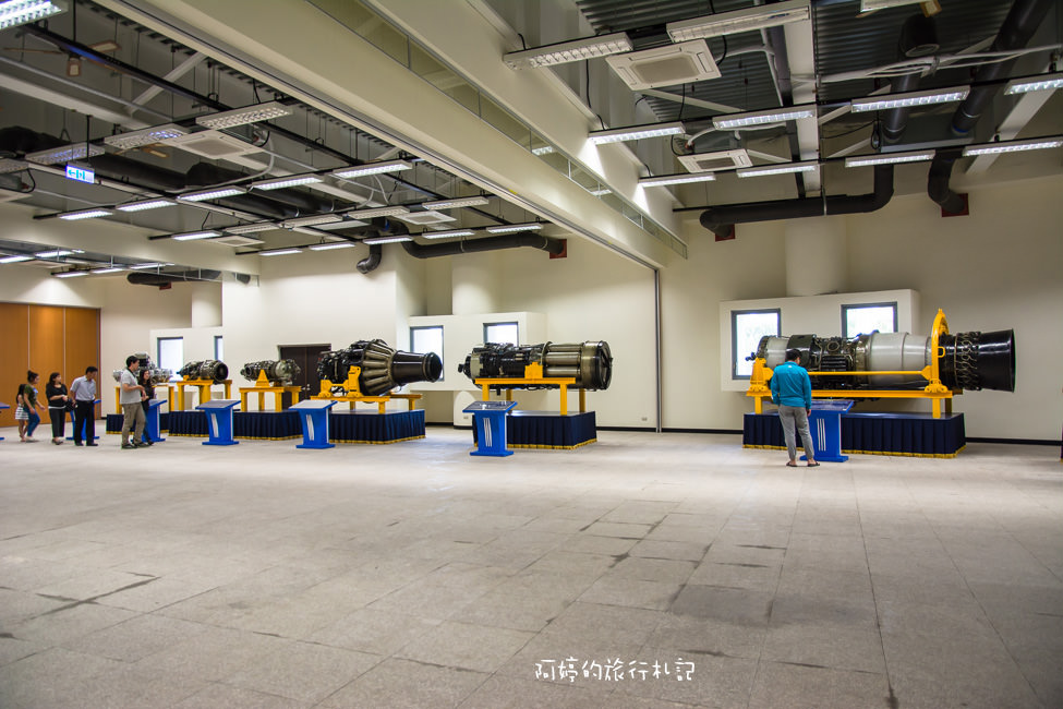 ｜高雄‧岡山｜航空教育展示館，亞洲首座懸吊國寶級戰機展示館，41架軍戰機等著你 - 阿婷的旅行札記。