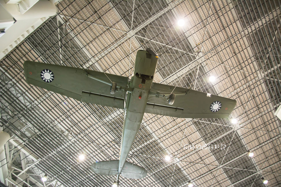 ｜高雄‧岡山｜航空教育展示館，亞洲首座懸吊國寶級戰機展示館，41架軍戰機等著你 - 阿婷的旅行札記。