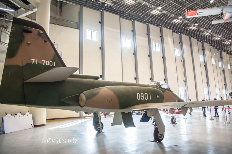 ｜高雄‧岡山｜航空教育展示館，亞洲首座懸吊國寶級戰機展示館，41架軍戰機等著你 - 阿婷的旅行札記。