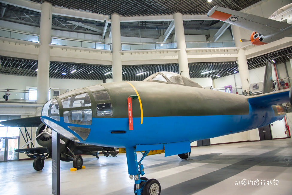 ｜高雄‧岡山｜航空教育展示館，亞洲首座懸吊國寶級戰機展示館，41架軍戰機等著你 - 阿婷的旅行札記。