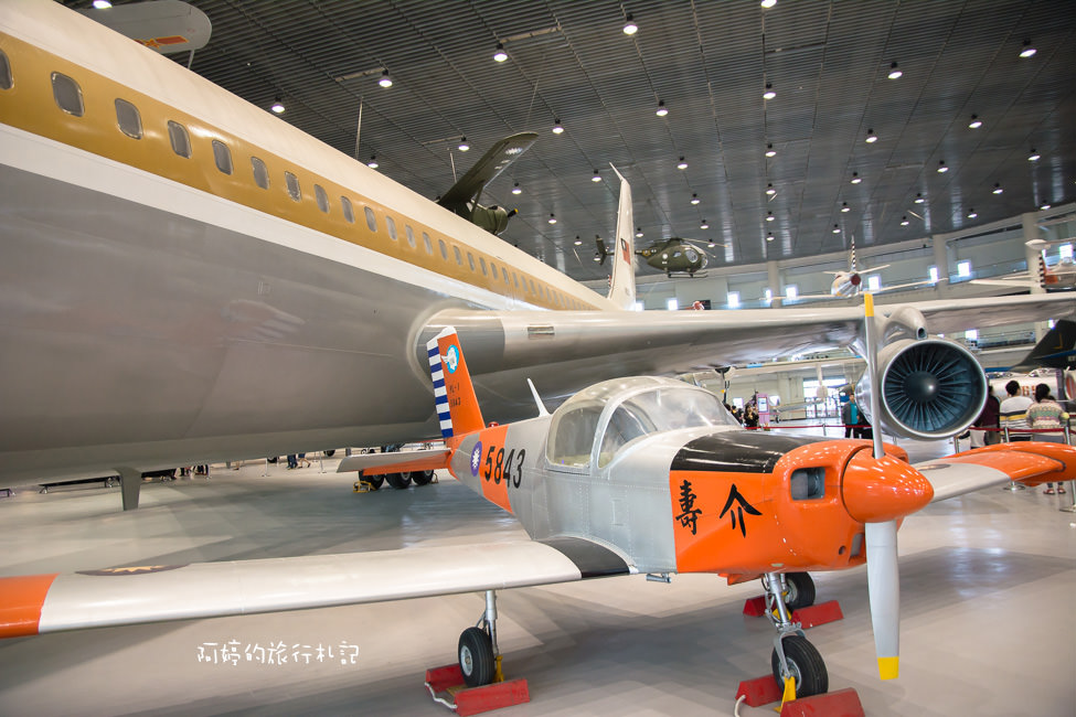 ｜高雄‧岡山｜航空教育展示館，亞洲首座懸吊國寶級戰機展示館，41架軍戰機等著你 - 阿婷的旅行札記。