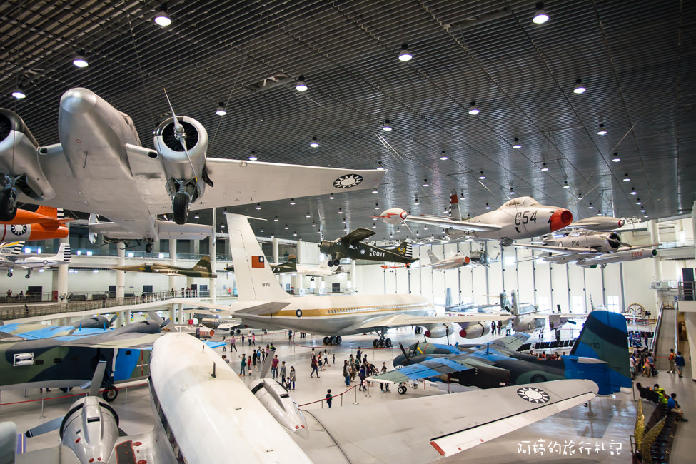 ｜高雄‧岡山｜航空教育展示館，亞洲首座懸吊國寶級戰機展示館，41架軍戰機等著你 - 阿婷的旅行札記。