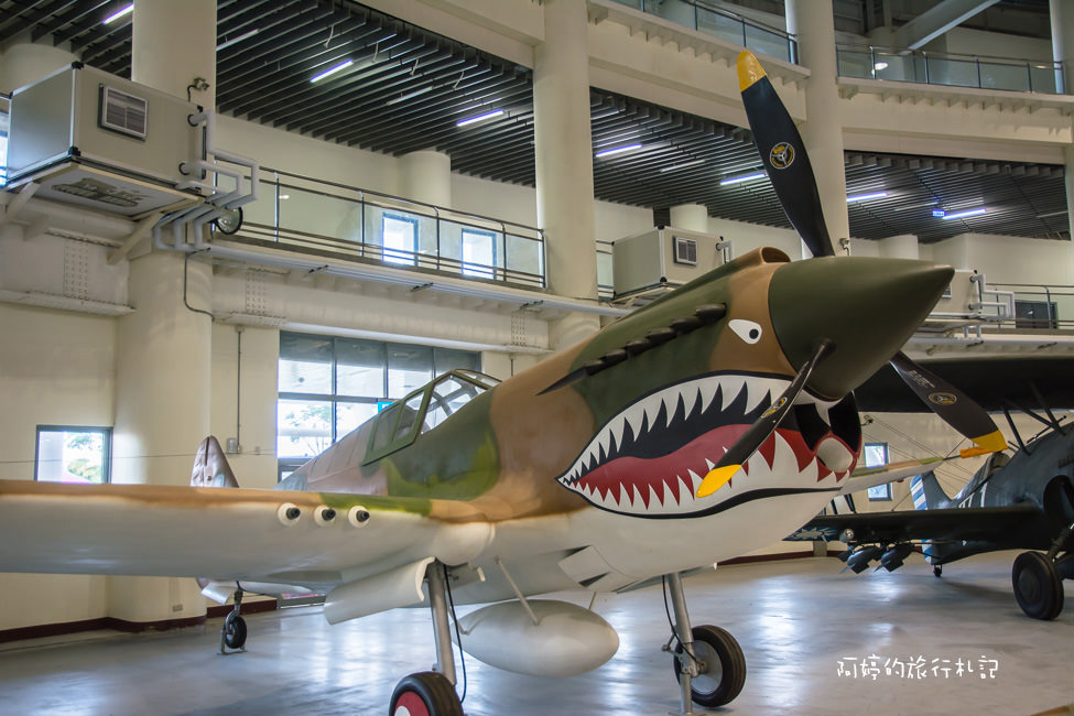 ｜高雄‧岡山｜航空教育展示館，亞洲首座懸吊國寶級戰機展示館，41架軍戰機等著你 - 阿婷的旅行札記。