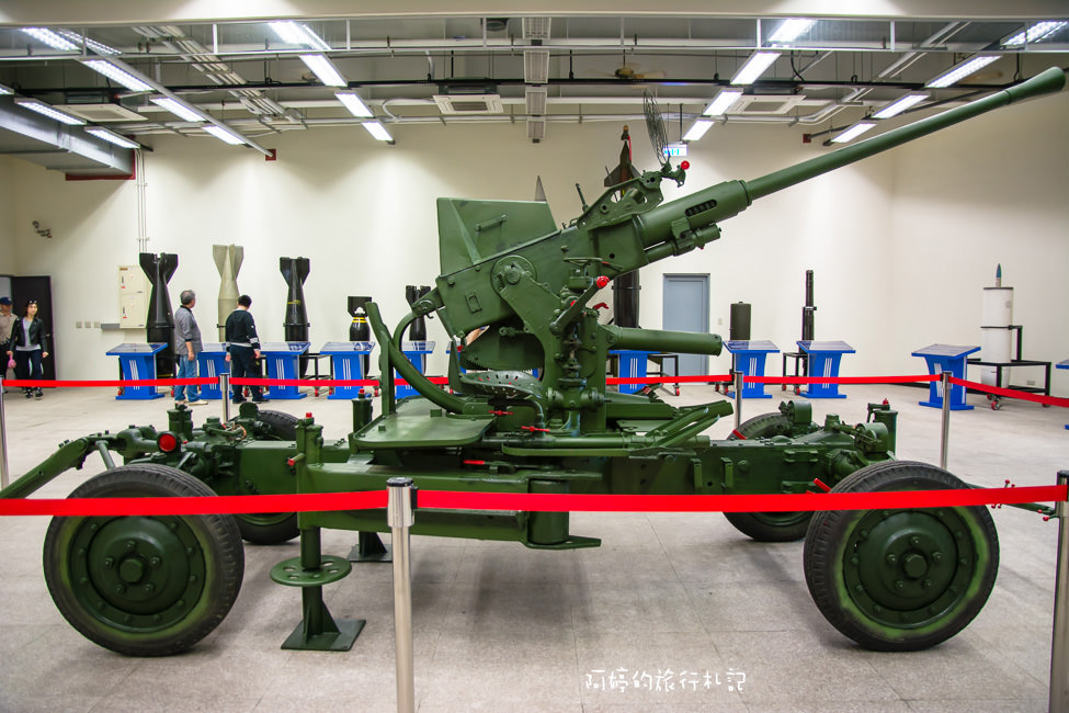 ｜高雄‧岡山｜航空教育展示館，亞洲首座懸吊國寶級戰機展示館，41架軍戰機等著你 - 阿婷的旅行札記。