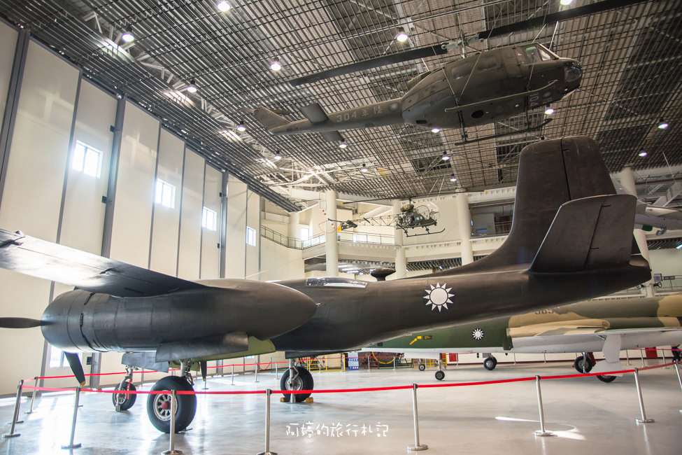 ｜高雄‧岡山｜航空教育展示館，亞洲首座懸吊國寶級戰機展示館，41架軍戰機等著你 - 阿婷的旅行札記。