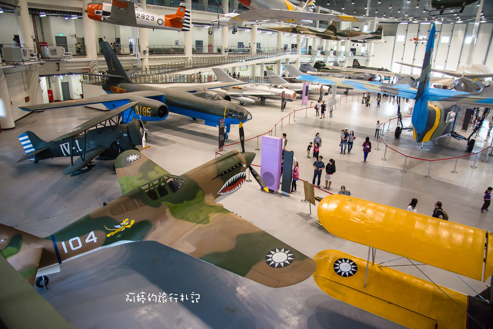 ｜高雄‧岡山｜航空教育展示館，亞洲首座懸吊國寶級戰機展示館，41架軍戰機等著你 - 阿婷的旅行札記。