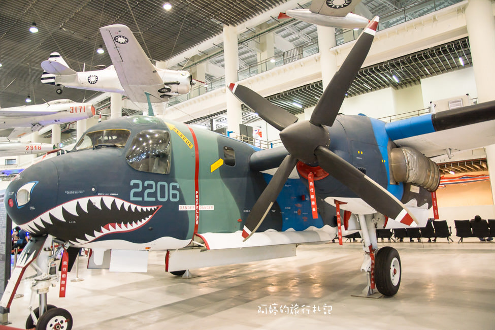 ｜高雄‧岡山｜航空教育展示館，亞洲首座懸吊國寶級戰機展示館，41架軍戰機等著你 - 阿婷的旅行札記。