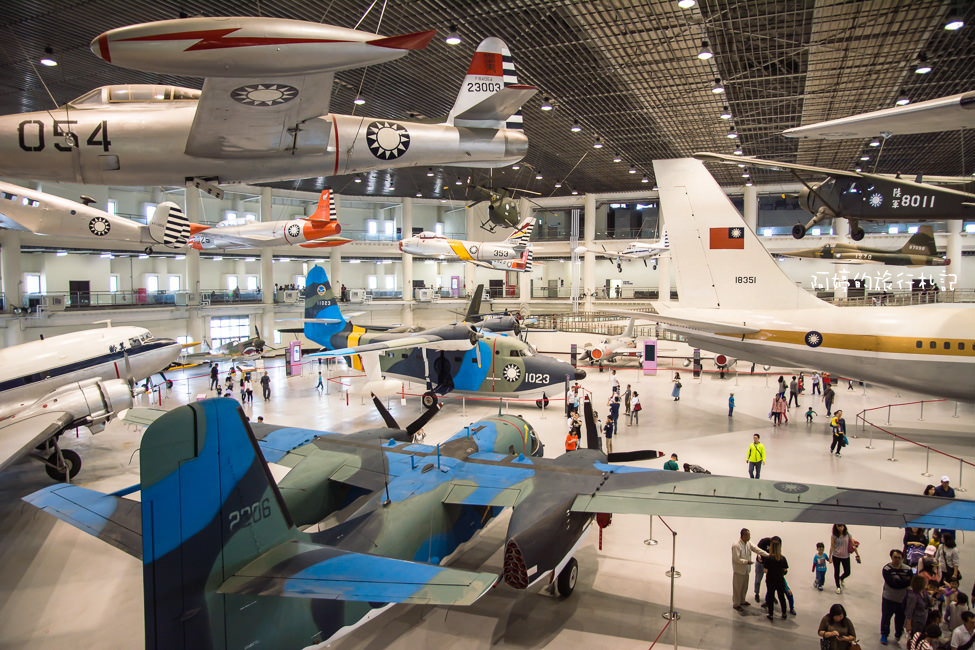 ｜高雄‧岡山｜航空教育展示館，亞洲首座懸吊國寶級戰機展示館，41架軍戰機等著你 - 阿婷的旅行札記。