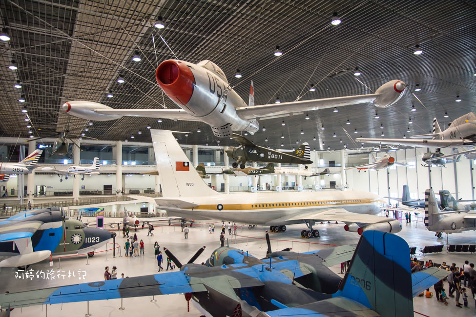 ｜高雄‧岡山｜航空教育展示館，亞洲首座懸吊國寶級戰機展示館，41架軍戰機等著你 - 阿婷的旅行札記。