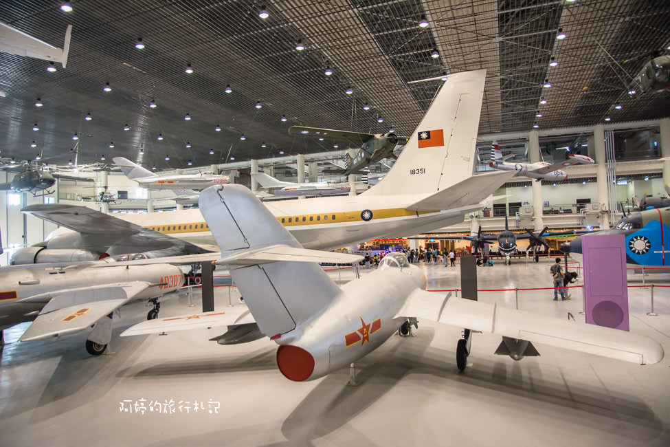 ｜高雄‧岡山｜航空教育展示館，亞洲首座懸吊國寶級戰機展示館，41架軍戰機等著你 - 阿婷的旅行札記。