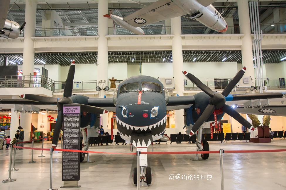 ｜高雄‧岡山｜航空教育展示館，亞洲首座懸吊國寶級戰機展示館，41架軍戰機等著你 - 阿婷的旅行札記。