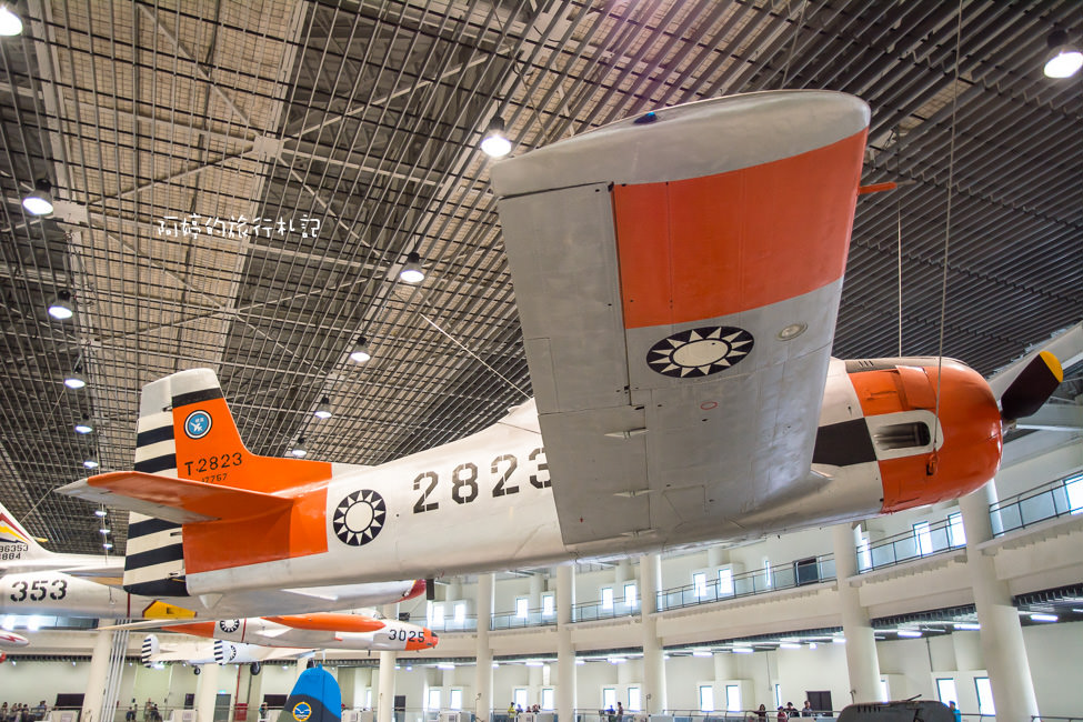 ｜高雄‧岡山｜航空教育展示館，亞洲首座懸吊國寶級戰機展示館，41架軍戰機等著你 - 阿婷的旅行札記。