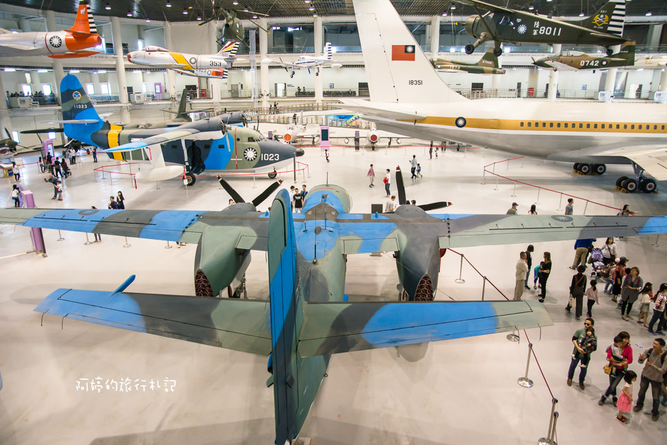 ｜高雄‧岡山｜航空教育展示館，亞洲首座懸吊國寶級戰機展示館，41架軍戰機等著你 - 阿婷的旅行札記。