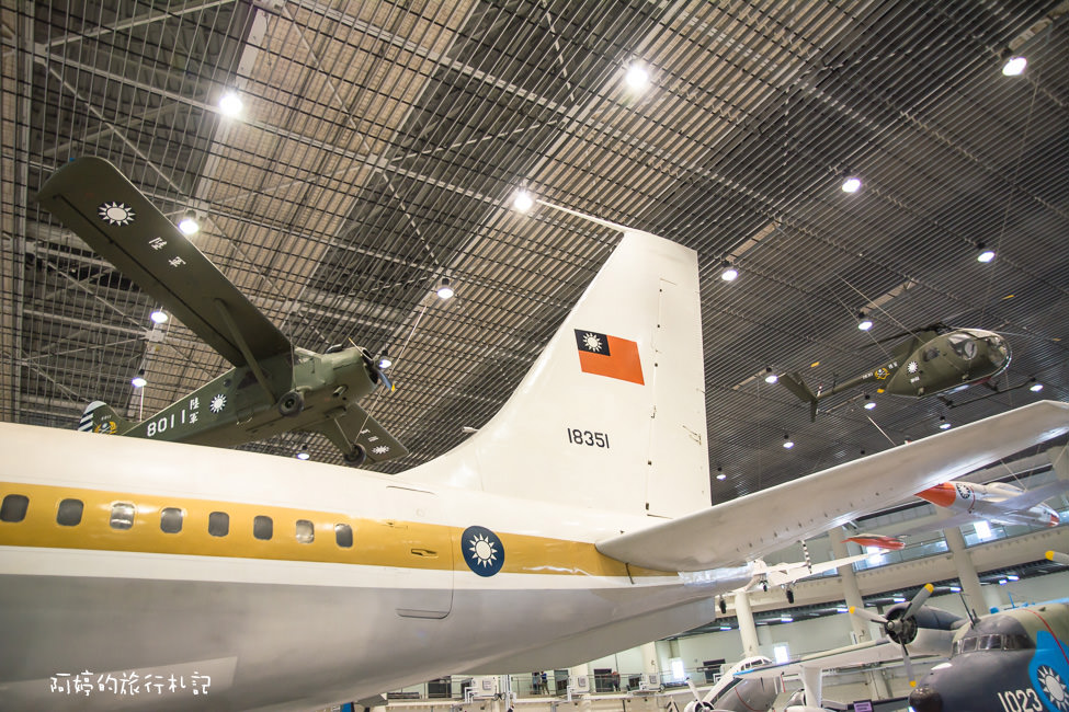 ｜高雄‧岡山｜航空教育展示館，亞洲首座懸吊國寶級戰機展示館，41架軍戰機等著你 - 阿婷的旅行札記。